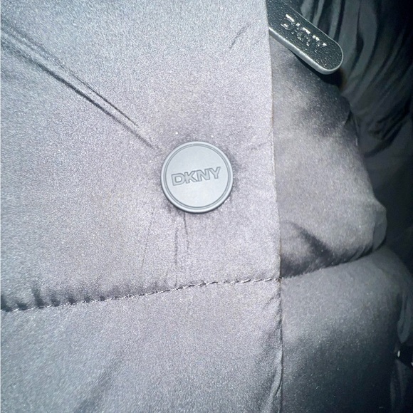 NWOT-DKNY Black Short Puffer Jacket with Plush Faux Fur Removable Collar - Picture 5 of 5